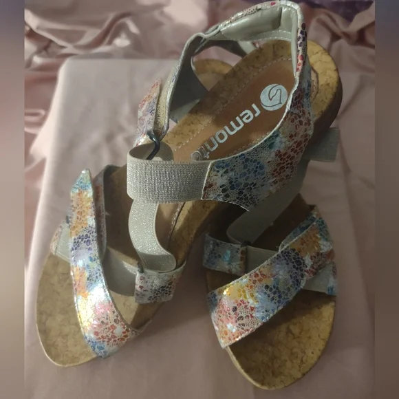 Women's Sandals - Picture 2 of 3